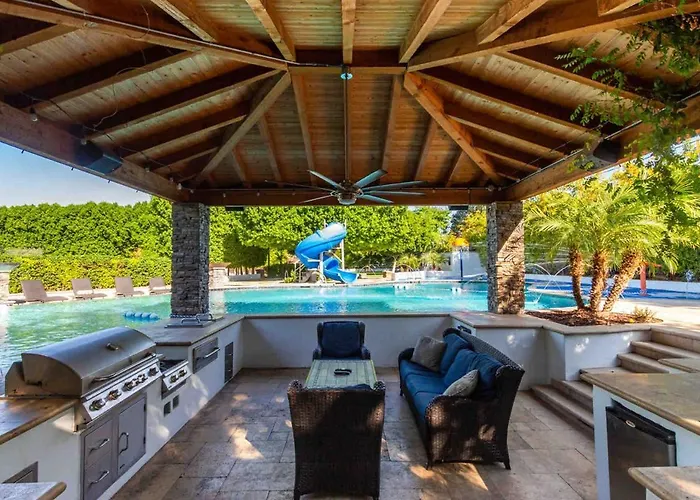 Private Urban-oasis W Pool Holiday home